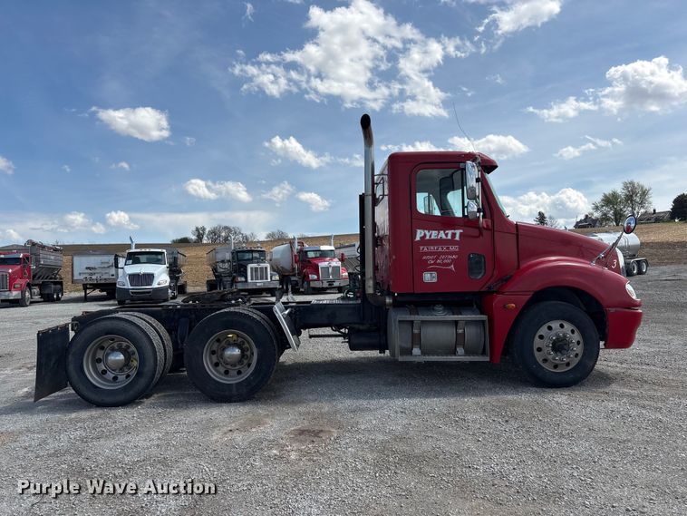 image for item FG2880 2005 Freightliner Columbia semi truck