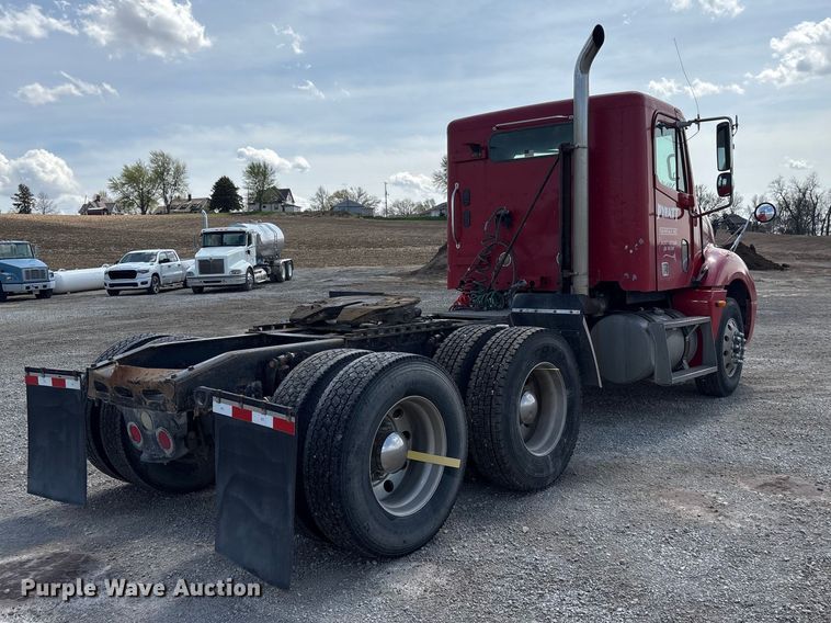image for item FG2880 2005 Freightliner Columbia semi truck