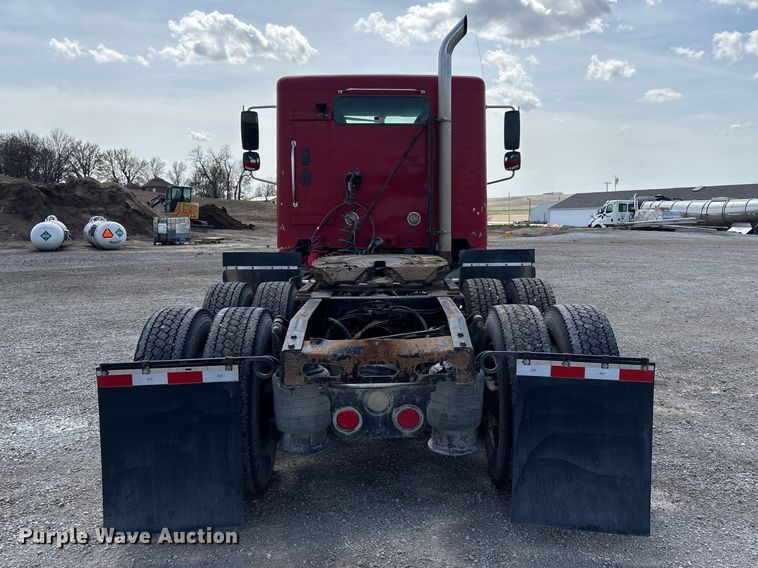 image for item FG2880 2005 Freightliner Columbia semi truck