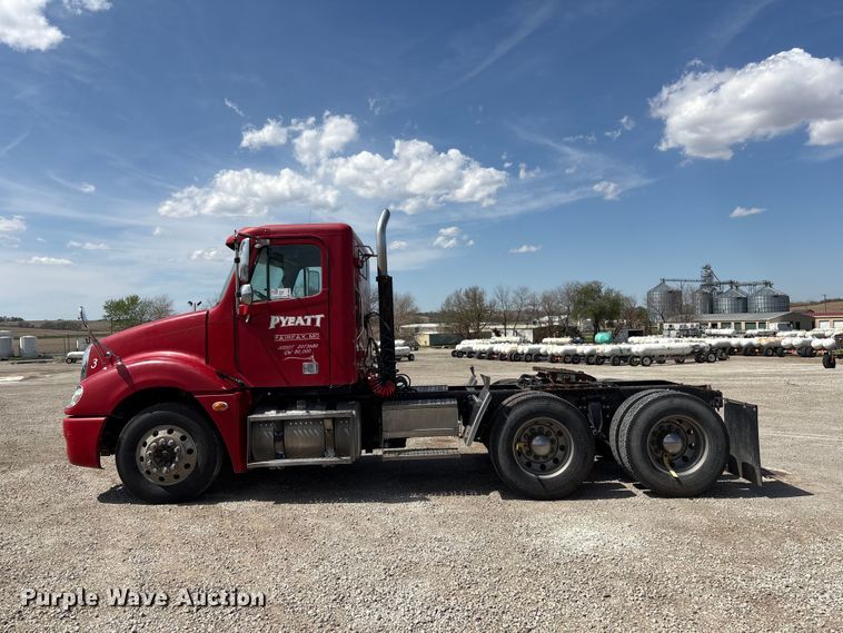 image for item FG2880 2005 Freightliner Columbia semi truck