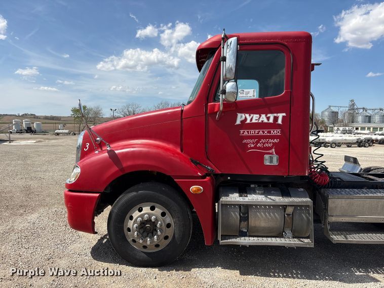 image for item FG2880 2005 Freightliner Columbia semi truck