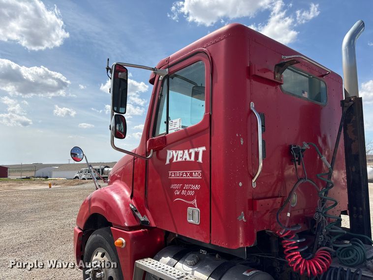 image for item FG2880 2005 Freightliner Columbia semi truck