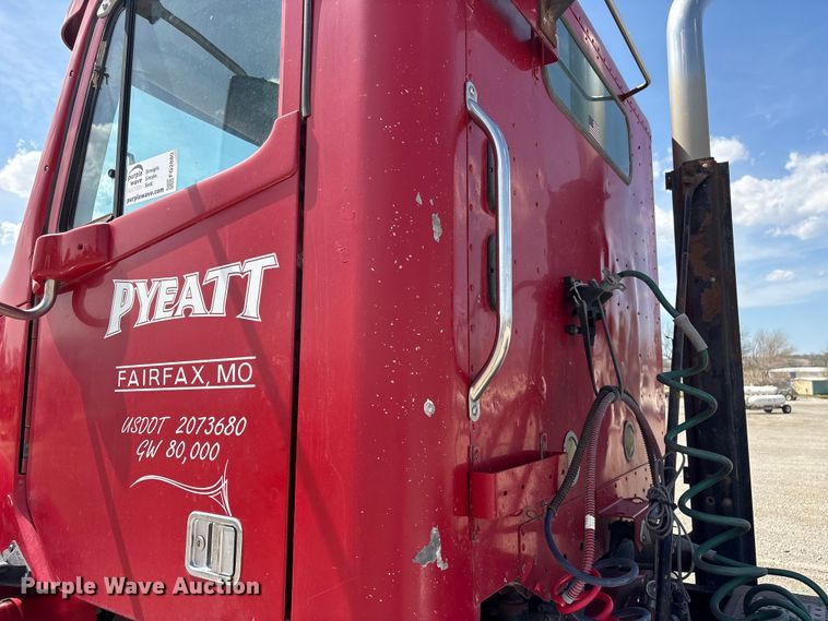 image for item FG2880 2005 Freightliner Columbia semi truck