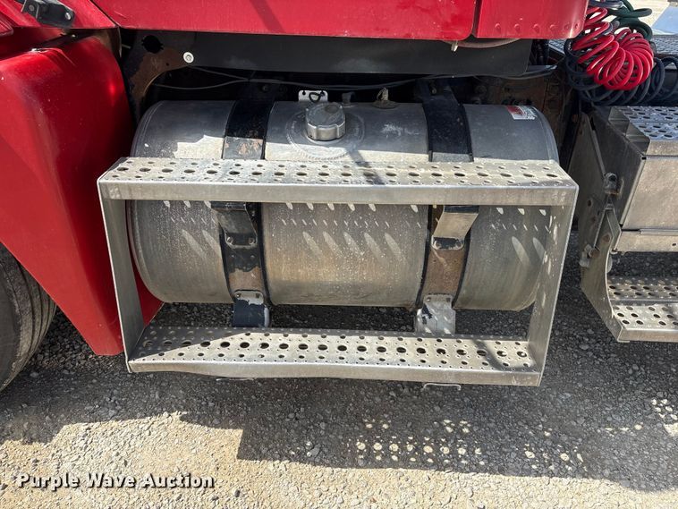 image for item FG2880 2005 Freightliner Columbia semi truck