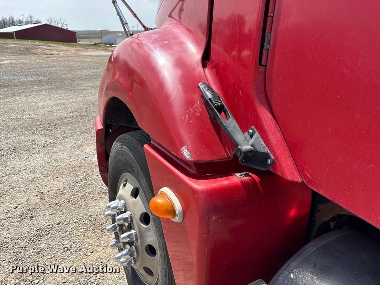 image for item FG2880 2005 Freightliner Columbia semi truck