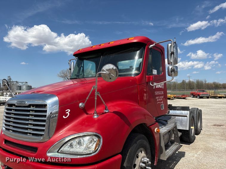 image for item FG2880 2005 Freightliner Columbia semi truck