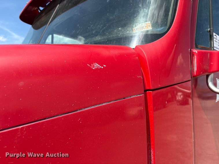 image for item FG2880 2005 Freightliner Columbia semi truck