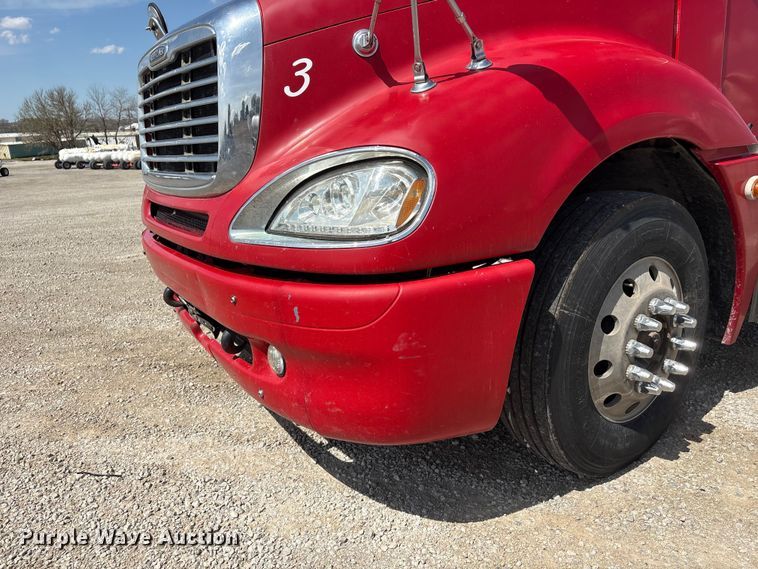 image for item FG2880 2005 Freightliner Columbia semi truck