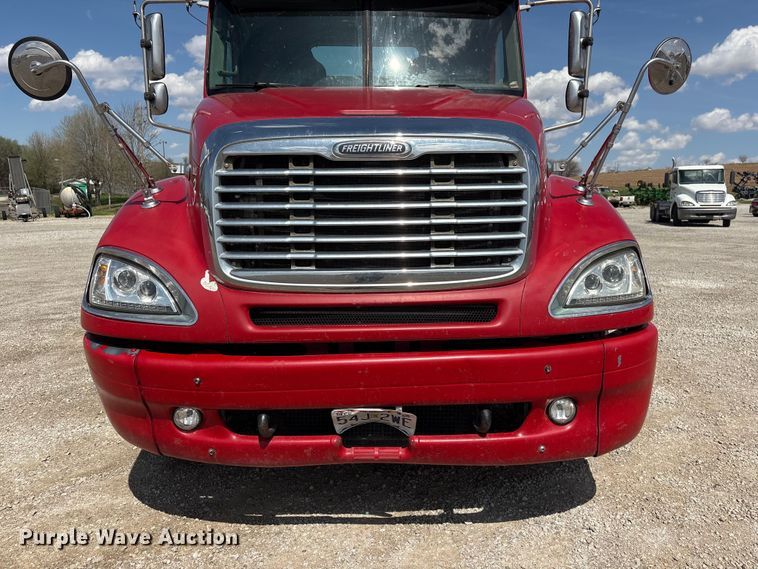 image for item FG2880 2005 Freightliner Columbia semi truck