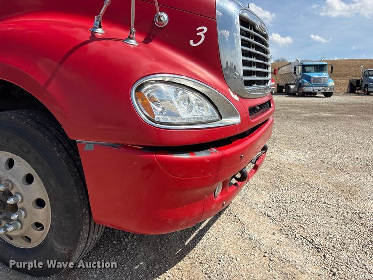 image for item FG2880 2005 Freightliner Columbia semi truck