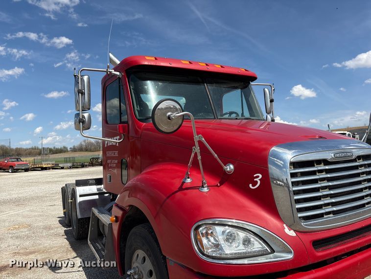 image for item FG2880 2005 Freightliner Columbia semi truck