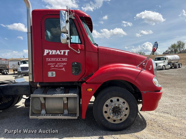 image for item FG2880 2005 Freightliner Columbia semi truck