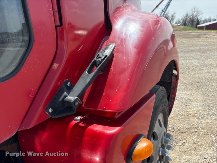 image for item FG2880 2005 Freightliner Columbia semi truck