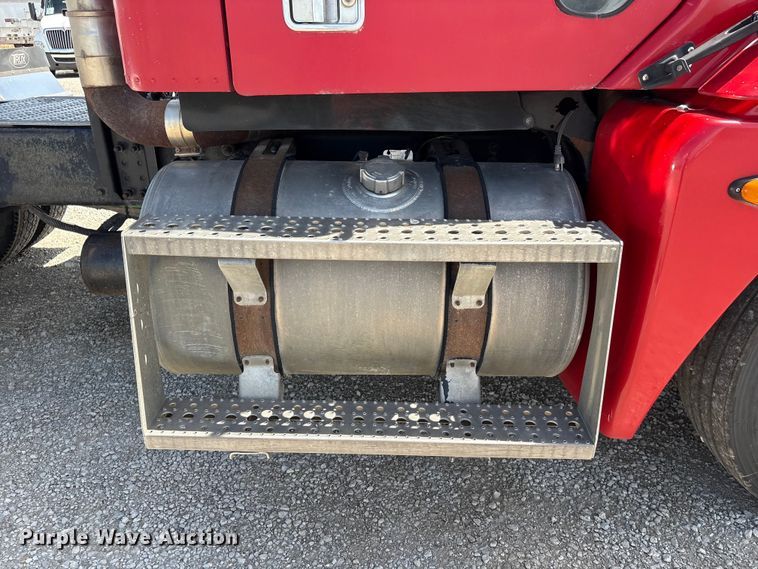 image for item FG2880 2005 Freightliner Columbia semi truck