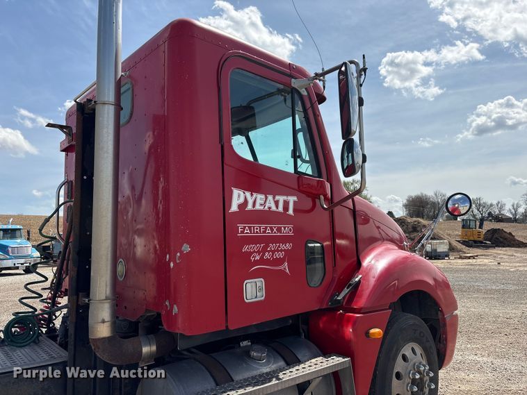 image for item FG2880 2005 Freightliner Columbia semi truck