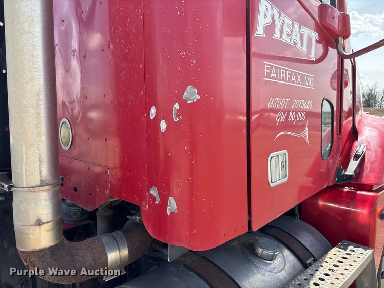 image for item FG2880 2005 Freightliner Columbia semi truck