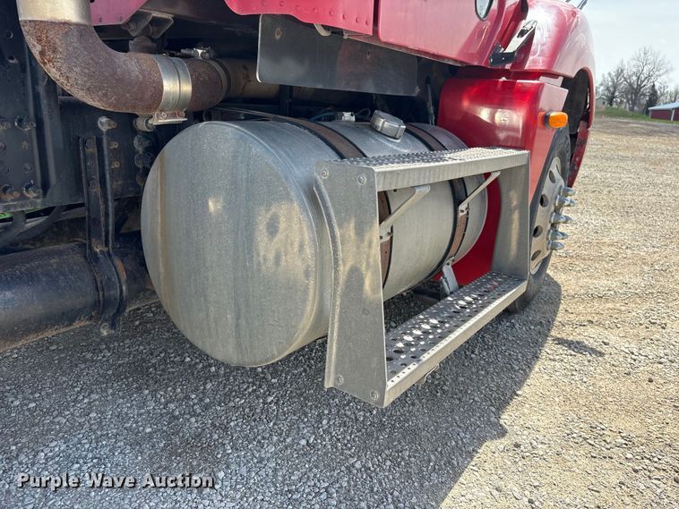 image for item FG2880 2005 Freightliner Columbia semi truck