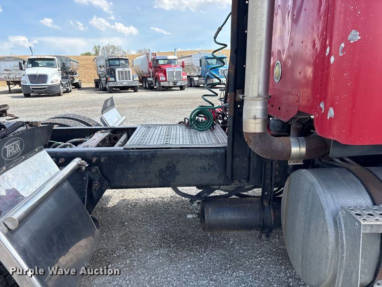 image for item FG2880 2005 Freightliner Columbia semi truck