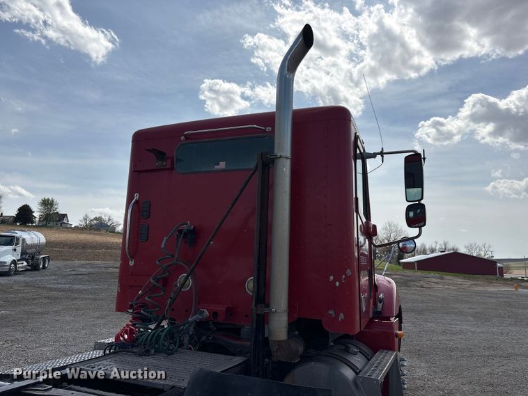 image for item FG2880 2005 Freightliner Columbia semi truck