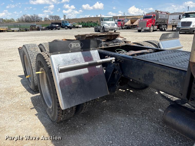 image for item FG2880 2005 Freightliner Columbia semi truck