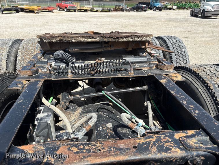 image for item FG2880 2005 Freightliner Columbia semi truck