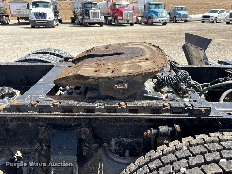 image for item FG2880 2005 Freightliner Columbia semi truck