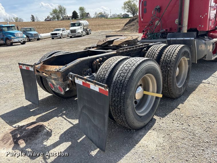 image for item FG2880 2005 Freightliner Columbia semi truck