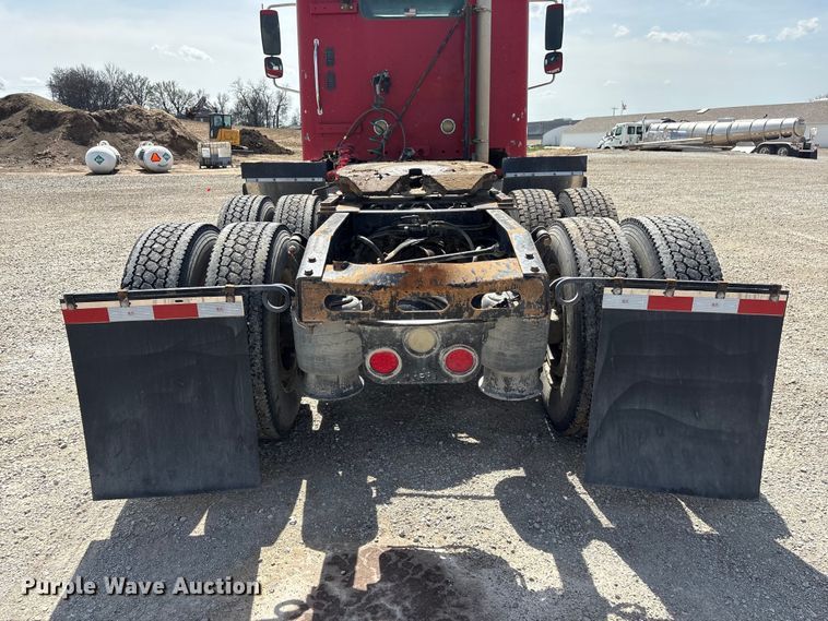 image for item FG2880 2005 Freightliner Columbia semi truck