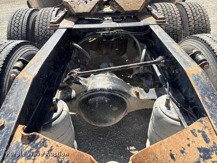 image for item FG2880 2005 Freightliner Columbia semi truck