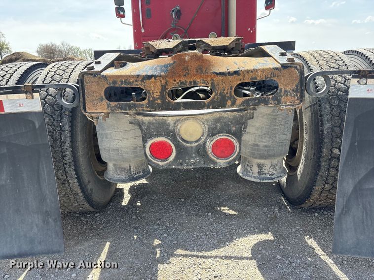 image for item FG2880 2005 Freightliner Columbia semi truck