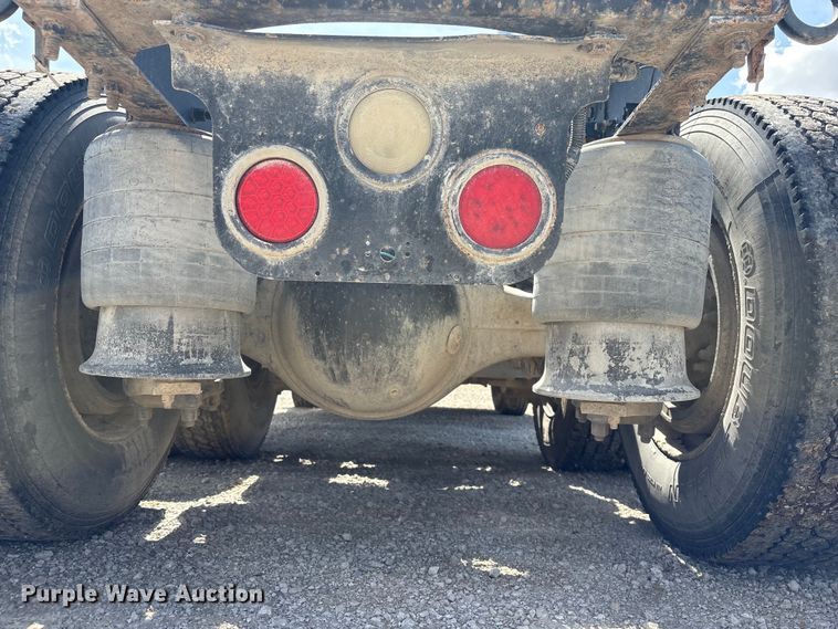 image for item FG2880 2005 Freightliner Columbia semi truck