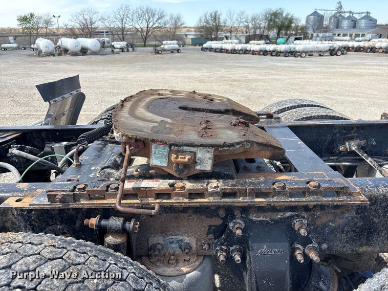 image for item FG2880 2005 Freightliner Columbia semi truck