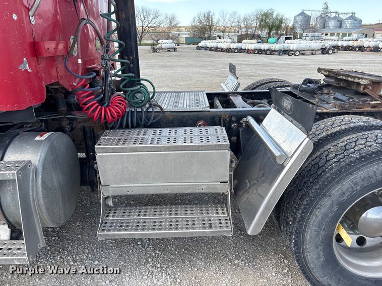 image for item FG2880 2005 Freightliner Columbia semi truck