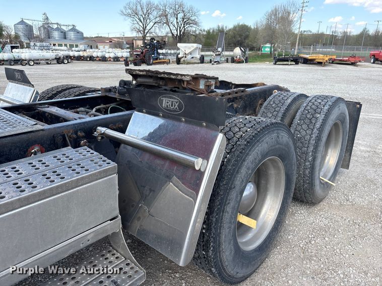 image for item FG2880 2005 Freightliner Columbia semi truck