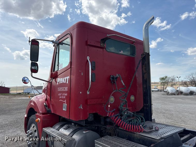 image for item FG2880 2005 Freightliner Columbia semi truck