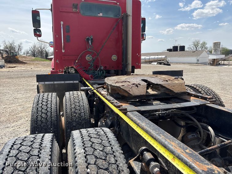 image for item FG2880 2005 Freightliner Columbia semi truck