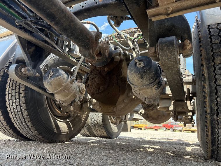 image for item FG2880 2005 Freightliner Columbia semi truck