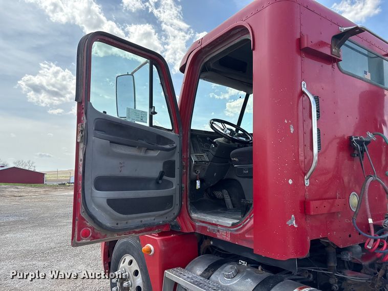 image for item FG2880 2005 Freightliner Columbia semi truck