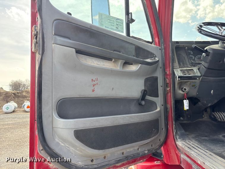 image for item FG2880 2005 Freightliner Columbia semi truck