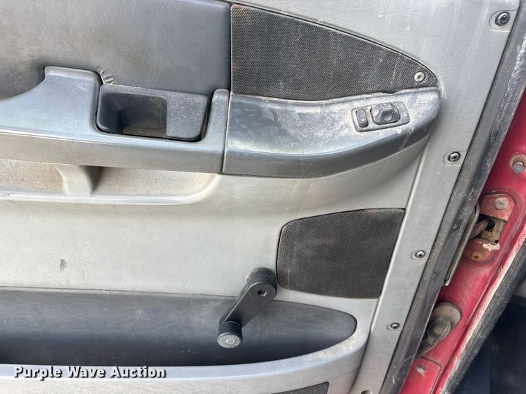 image for item FG2880 2005 Freightliner Columbia semi truck