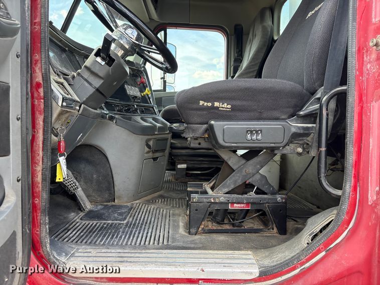 image for item FG2880 2005 Freightliner Columbia semi truck