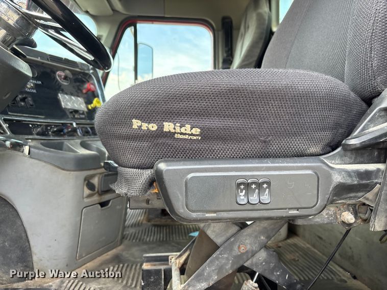 image for item FG2880 2005 Freightliner Columbia semi truck