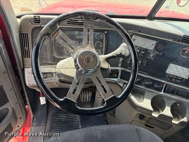 image for item FG2880 2005 Freightliner Columbia semi truck