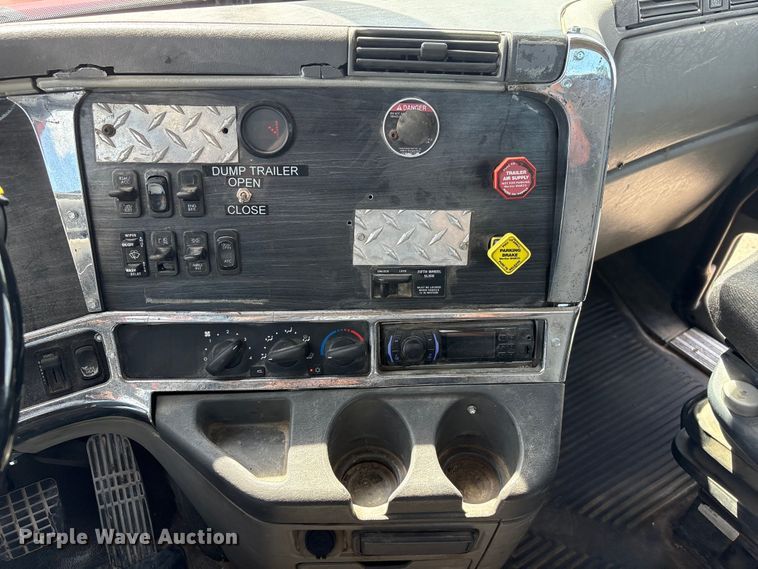 image for item FG2880 2005 Freightliner Columbia semi truck