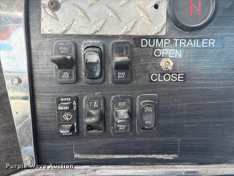 image for item FG2880 2005 Freightliner Columbia semi truck