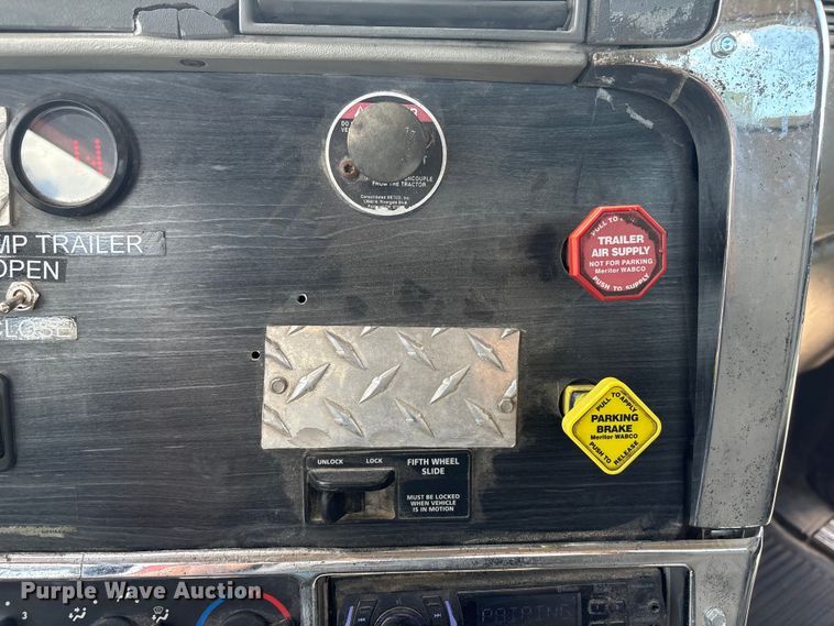 image for item FG2880 2005 Freightliner Columbia semi truck