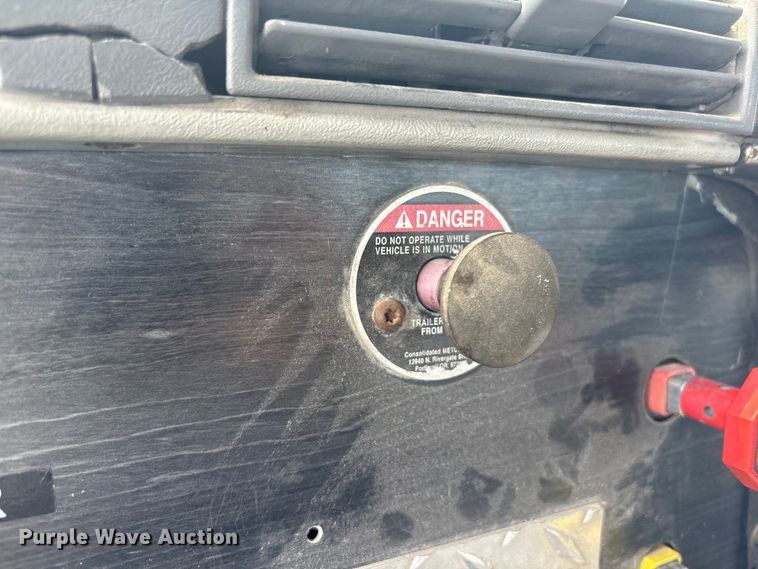 image for item FG2880 2005 Freightliner Columbia semi truck