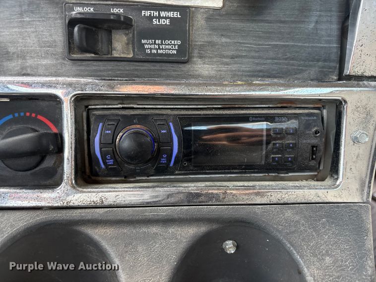 image for item FG2880 2005 Freightliner Columbia semi truck