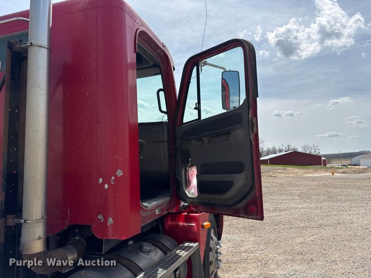 image for item FG2880 2005 Freightliner Columbia semi truck