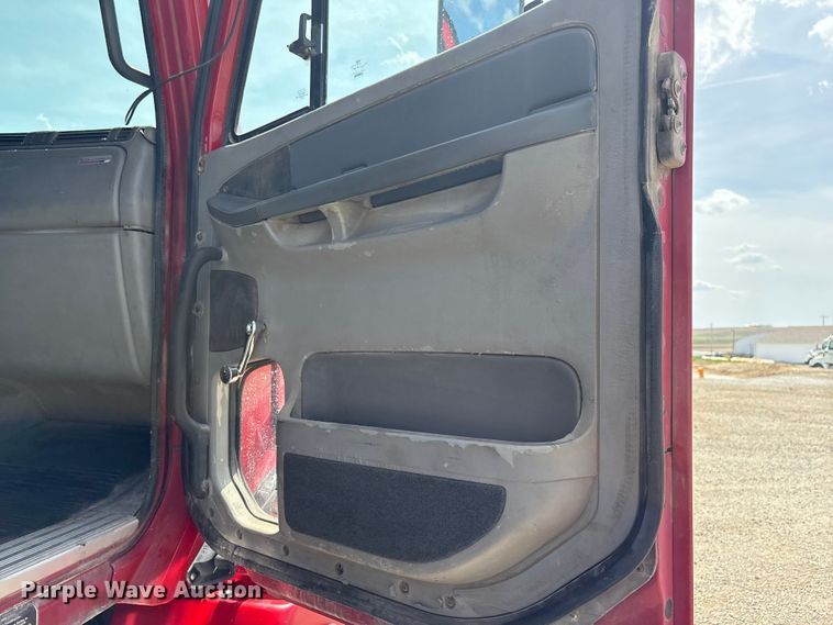 image for item FG2880 2005 Freightliner Columbia semi truck